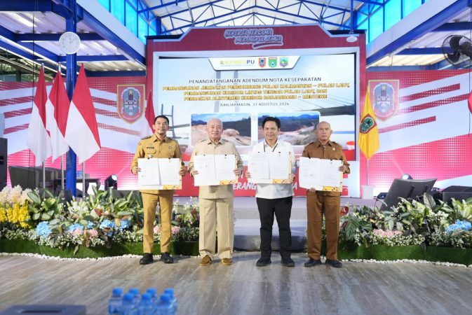 Bupati Kotabaru H. Muhammad Rusli bersama pejabat pemerintah menunjukkan dokumen penandatanganan Adendum Nota Kesepakatan pembangunan Jembatan Penghubung Pulau Kalimantan–Pulau Laut dan Koridor Lintas Tengah Pulau Laut di Banjarmasin.