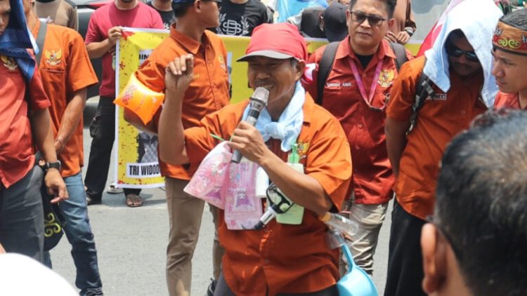 Abdul Aziz menyampaikan aspirasi dalam aksi demonstrasi terkait tuntutan ganti rugi lahan terdampak pembangunan jalan menuju kawasan wisata Goa Lowo di Kantor DPRD Kotabaru.